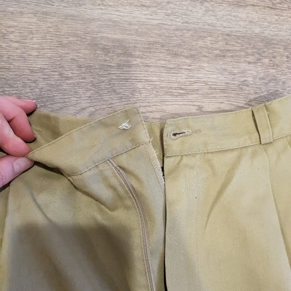 Vintage pleated shorts. - Picture 2 of 2